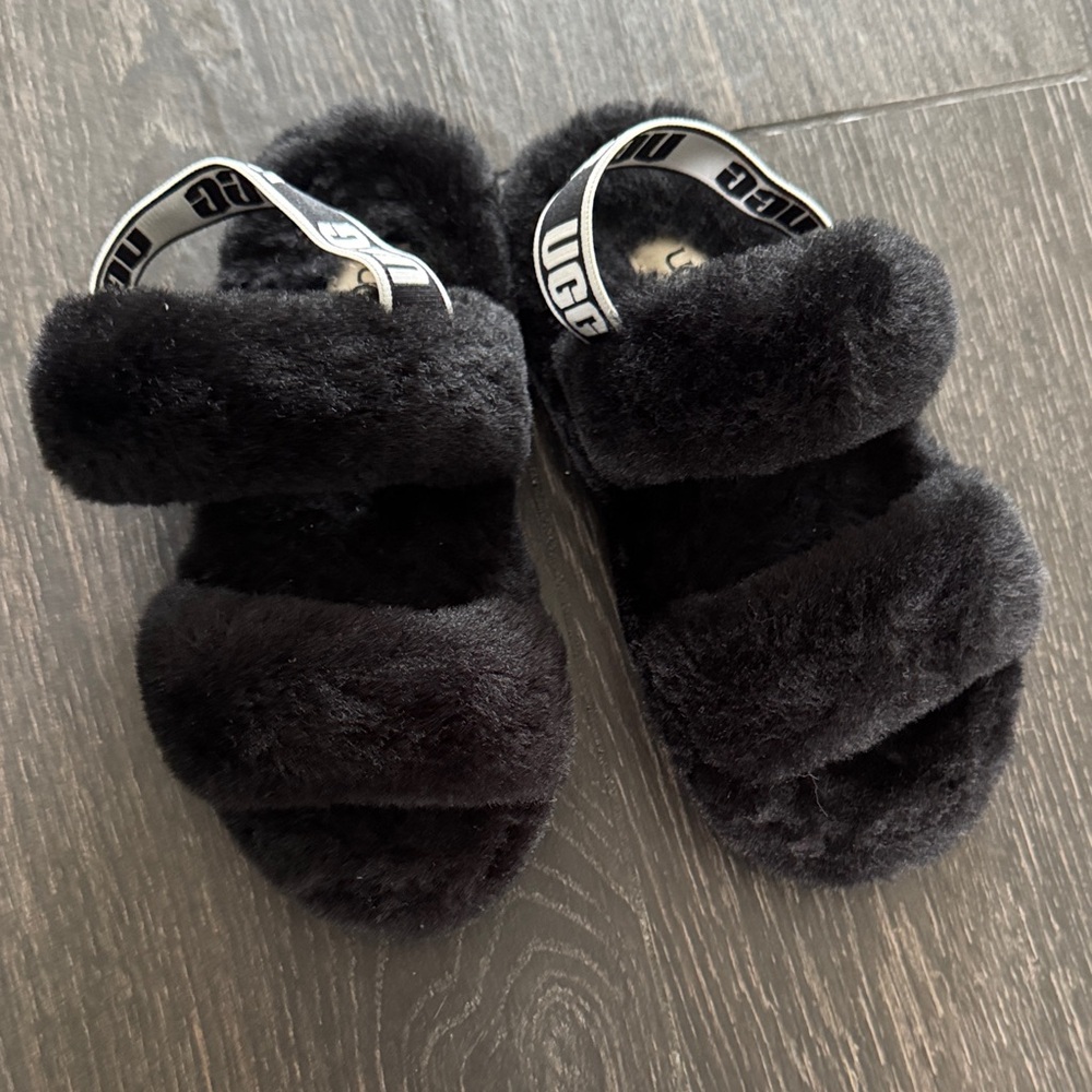 UGG Kids Black Fuzzy Strap Sandals